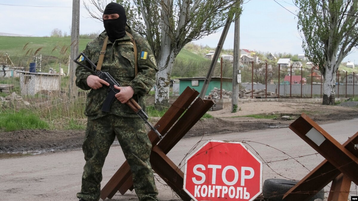 Украина отказывается от Минских соглашений и готова ввести в Политолог: К концу 2018 года Порошенко объявит военное