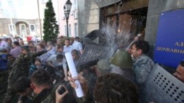 Активисты Майдана пытались взять штурмом здание ПСУ