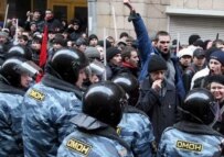 Moscow demonstrators face OMON troops in December 2006 (epa)