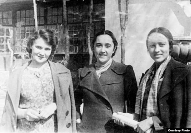 Першая зьлева - каханая паэта Сьвятлана Сомава, затым -- Эдзі Агняцьвет і узбэцкая паэтка Зульфія 1943 г. Ташкент