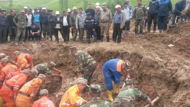 Атамбаев выделил семьям погибших в результате схода оползня по 100 тысяч сомов