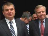 De Hoop Scheffer (right) with Russian Defense Minister Anatoly Serdyukov in Noordwijk (NATO)