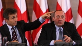 Грузия президенті Георгий Маргвелашвили (оң жақта) сол кездегі премьер-министр Бидзина Иванишвилимен бірге отыр. Тбилиси, 28 қазан 2013 жыл.