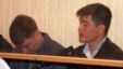 Сот залында отырған айыпталушы полиция қызметкерлері. Ақтау, 27 сәуір 2012 жыл.