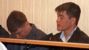 Сот залында отырған айыпталушы полиция қызметкерлері. Ақтау, 27 сәуір 2012 жыл.