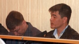 Сот залында отырған айыпталушы полиция қызметкерлері. Ақтау, 27 сәуір 2012 жыл.