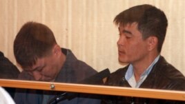 Сот залында отырған айыпталушы полицейлер. Ақтау, 27 сәуір 2012 жыл. (Көрнекі сурет)