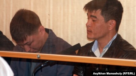 Подсудимые по делу полицейских, обвиняемых в причастности к стрельбе в Жанаозене. Актау, 27 апреля 2012 года.