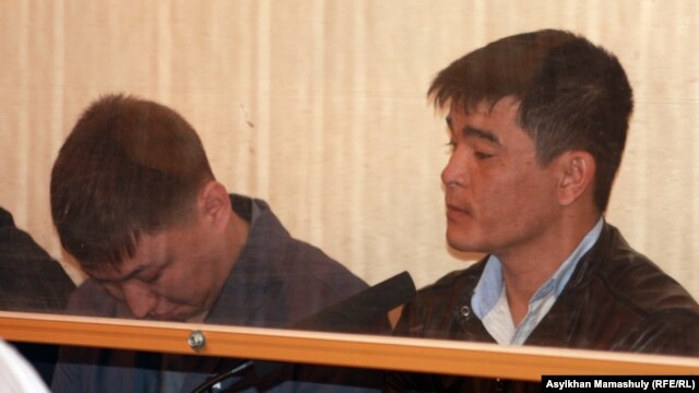Сот залында отырған айыпталушы полиция қызметкерлері. Ақтау, 27 сәуір 2012 жыл.