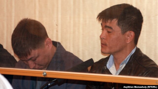 Сот залында отырған айыпталушы полицейлер. Ақтау, 27 сәуір 2012 жыл. (Көрнекі сурет)
