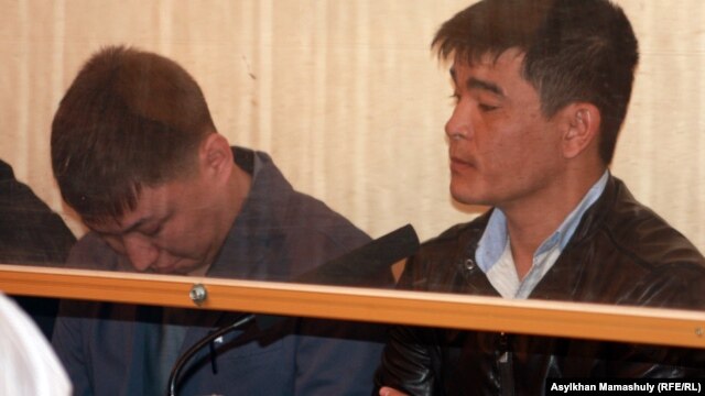 Сот залында отырған айыпталушы полицейлер. Ақтау, 27 сәуір 2012 жыл.