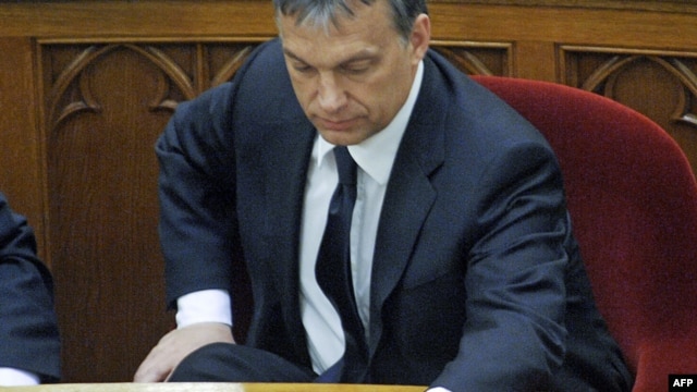Hungary -- Prime Minister Viktor Orban pushes votes by pushing a button on his desk in the main hall of the parliament building in Budapest, 18Apr2011
