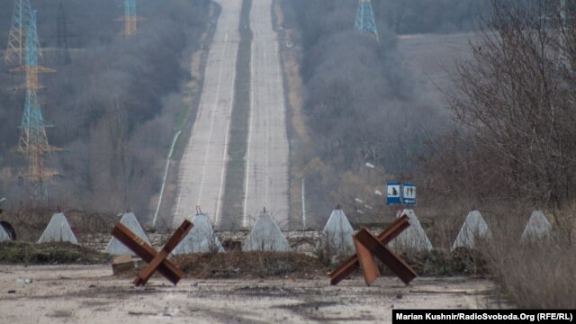 Иллюстративное фото. Крайний блокпост украинских военных по дороге в Донецк недалеко от Авдеевки. Март 2016 года