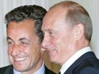 Putin (right) and Sarkozy in Moscow in October 2007 (file photo) (ITAR-TASS)