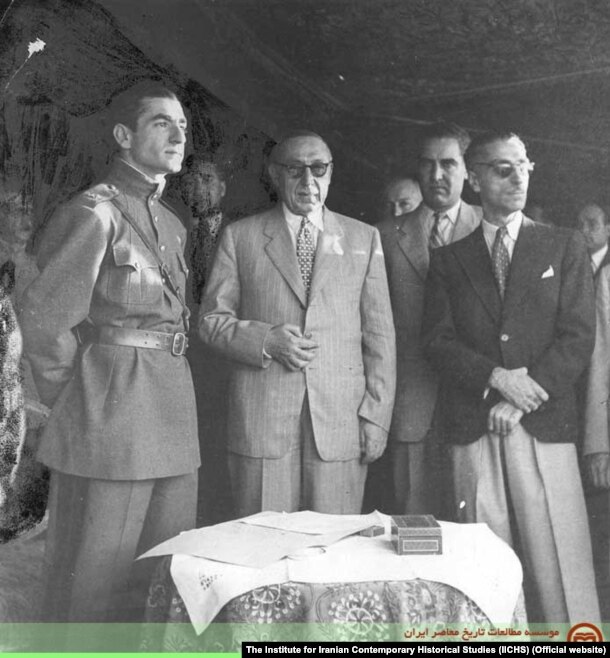محمد رضا شاه جوان در کنار احمد قوام، منوچهر اقبال و مظفر فیروز که نماینده اصلی دولت در مذاکره با تبریز بود.