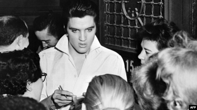 Elvis Presley okružen obožavaocima nakon koncerta, Hollywood, 1958.
