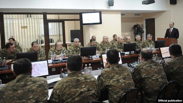 Պաշտպանության նախարար Սեյրան Օհանյանը խորհրդակցություն է անցկացնում հրամանատարական կազմի հետ: