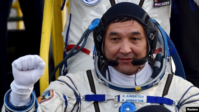 «Soyuz TMA-18M» ğarış kemesi ekipajınıñ müşesi, qazaqstandıq ğarışker Aydın Ayımbetov .