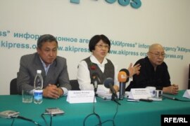 Элдик курултайды уюштуруучулар маалымат жыйынын берүүдө, 11-март, 2010-жыл. 