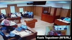 Nakanune.kz оппозициялық сайтында «Қазкоммерцбанк» жайлы тапсырыспен жарияланған делінген мақалаларға қатысты іс бойынша сотталғандардың апелляциялық шағымына байланысты сот отырысы. Алматы, 12 шілде 2016 жыл. Соттағы монитордан скриншот.