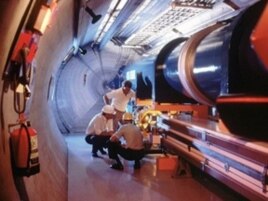 Tunelet nën kufirin francezo-zviceran gjatë zbërthimeve për gjetjen e grimcës “Higgs boson”, nga CERN-i.(Foto nga arkivi)