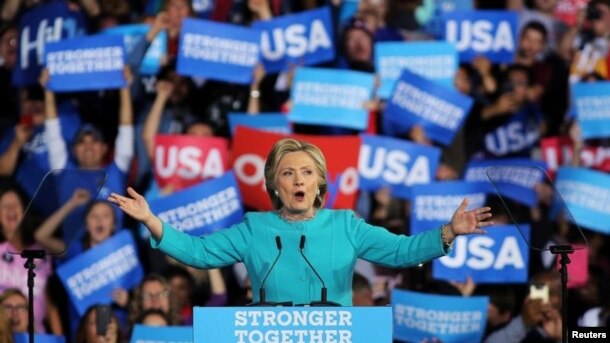 АҚШ президенті сайлауына Демократиялық партия атынан түсіп жатқан кандидат Хиллари Клинтон. Огайо штаты, 6 қараша 2016 жыл.