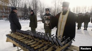 Білорусь -- Православний священик освячує автомати під час церемонії отримання зброї у військовій частині внутрішніх військ МВС в Мінську