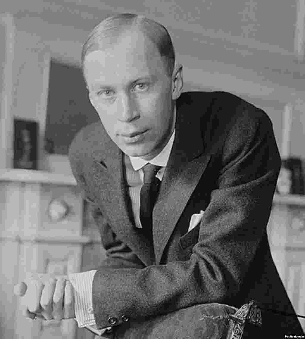 After the Russian Revolution, Prokofiev saw little opportunity for his experimental music in Russia and resettled first in San Francisco, then a few years later in Paris. In the United States he wrote the opera "The Love for Three Oranges," which premiered in 1921.