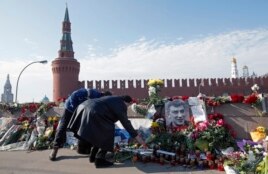 Люди в Москве продолжают нести цветы к месту убийства Бориса Немцова - Большой Москворецкий мост, понедельник, 9 марта