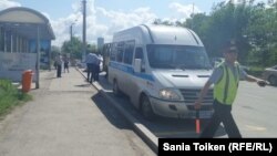 Полицейский микроавтобус в Атырау. 21 мая 2016 года.
