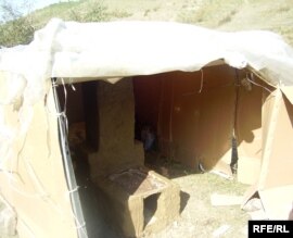 Укрытие вблизи Алматы, где жили узбекские трудовые мигранты. Сентябрь 2008 года.