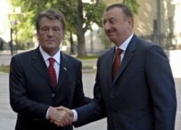 Ukrainian President Viktor Yushchenko (left) with his Azerbaijani counterpart Ilham Aliyev in May (epa)