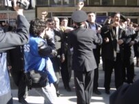 Police move in to break up the protest rally in support of the independent media in central Baku (RFE/RL)