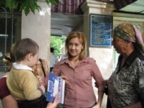 Umida Niyazova (center) (RFE/RL)
