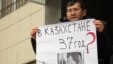 Алмалы аудандық соты ғимараты алдында тұтқындалған оппозиция мүшелерін қолдау акциясына қатысып тұрған адам. Алматы, 26 қаңтар 2012 жыл. 