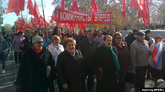 На митинге в Севастополе выразили недовольство политикой Москвы (ФОТО) На митинге в Севастополе выразили недовольство политикой Москвы (ФОТО)