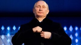 Сочи олимпиадасының ашылу салтанатында тұрған Ресей президенті Владимир Путин. Сочи, 7 наурыз 2014 жыл.