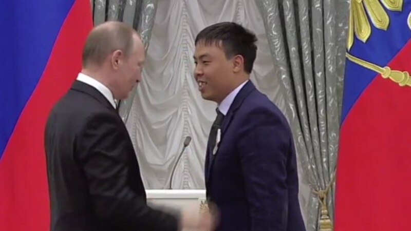 Путин ўшлик меҳнат муҳожирига медаль тақди