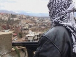 Sirijski vojnik na zapadnoj granici kod grada Zabadani, januar 2012.