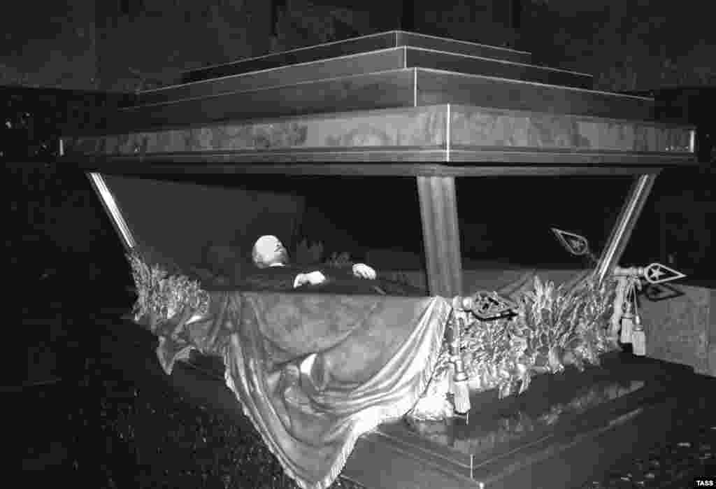 Lenin's embalmed body on display in 1993.