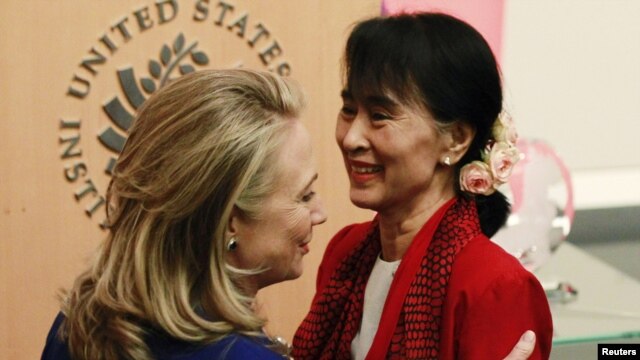 Hillary Clinton i Aung San Suu Kyi u Institutu za mir u Vašingtonu 18. septembra