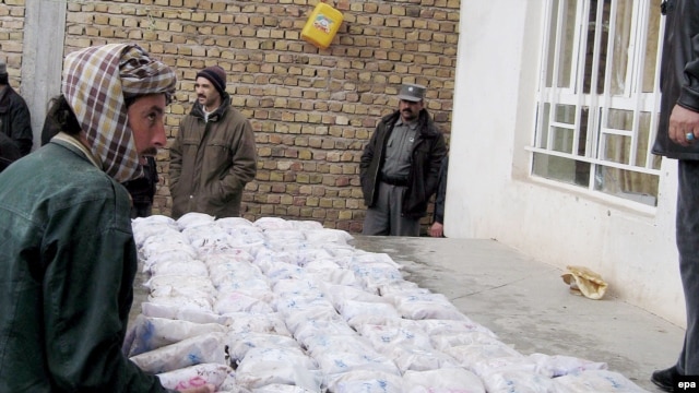 Security officials seize packets of heroin in western Afghanistan, near the border with Iran. (file photo)