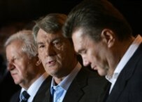 Ukraine's parliament speaker, Oleksandr Moroz (left), President Viktor Yushchenko, and Prime Minister Viktor Yanukovych answer questions during an early morning press conference today in Kyiv (AFP)