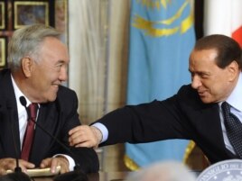 Президент Казахстана Нурсултан Назарбаев и Сильвио Берлускони в бытность премьер-министром Италии. Рим, 5 ноября 2009 года.