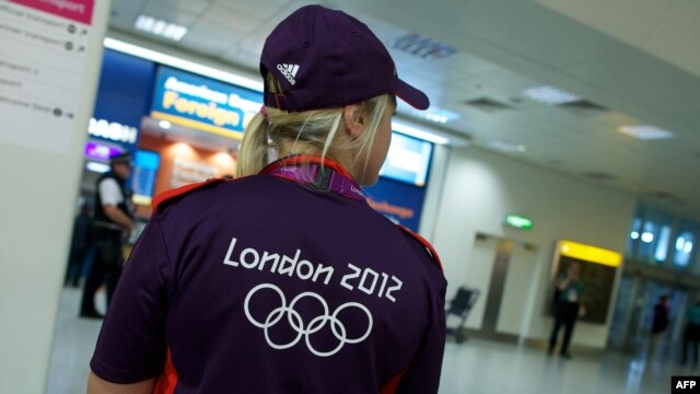 Volonteri na aerodromu Heathrow