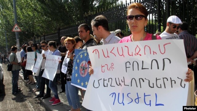 Armenia - A demonstration against businessman Ruben Hayrapetian outside the parliament building in Yerevan, 4Jul2012.