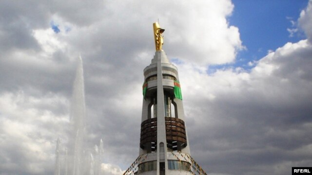 The Neutrality Arch capped with a gold statue of the late Saparmurat Niyazov in Ashgabat