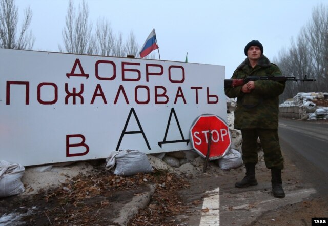 Боевик группировки «ДНР» на блокпосту на въезде в Горловку. Декабрь 2014 года