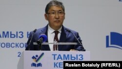 Білім және ғылым министрлігінің тамыз педагогикалық кеңесінде сөйлеп тұрған Ерлан Сағадиев. Астана, 18 тамыз 2016 жыл.