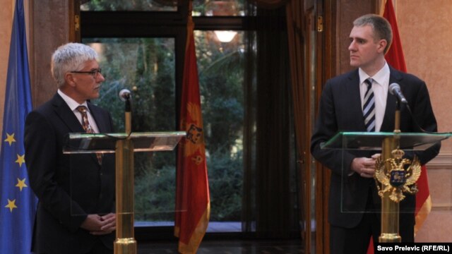 Šef Delegacije EU u Crnoj Gori Mitja Drobnič uručio je predsjedniku Vlade Igoru Lukšiću Izvještaj Evropske komisije, Podgorica, 10. oktobar 2012.